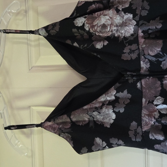 Black  (Junior's) Dress - Picture 4 of 7